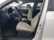 ✅ 2024 Audi Q3 S line Premium • VIN: WA1DECF34R1025698 • Lot: 90062355. Wystawiony na Copart z przebiegiem 19 610 mil. Bezpłatny archiwum sprzedaży aukcyjnych z USA i szczegółowy raport historii pojazdu na DreamBid. Zdjęcie 7.