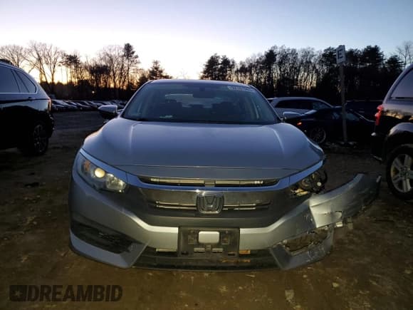 ✅ 2018 Honda Civic LX • VIN: 2HGFC2F5XJH598063 • Лот: 92181965. Опубликован ранее на Copart с пробегом 122 959 миль. Бесплатный доступ к архиву аукционных продаж из США и подробный отчёт об истории автомобиля на DreamBid. Изображение 5.