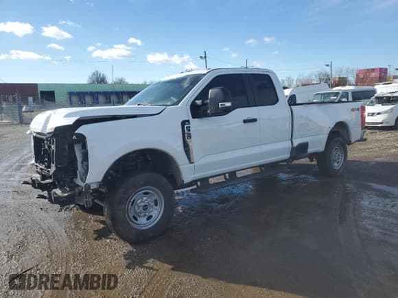 ✅ 2023 Ford F-350 • VIN: 1FT8X3BA1PED26053 • Lot: 42484225. Wystawiony na Copart z przebiegiem 5 648 mil. Bezpłatny archiwum sprzedaży aukcyjnych z USA i szczegółowy raport historii pojazdu na DreamBid. Zdjęcie 1.
