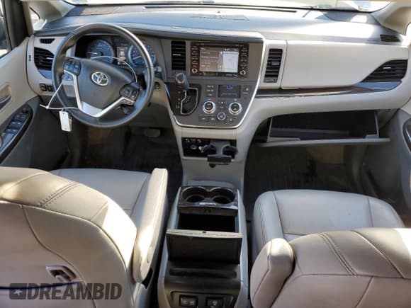 ✅ 2018 Toyota Sienna XLE Auto Access Seat • VIN: 5TDYZ3DC9JS924613 • Lot: 82388905. Listed on Copart with 53,453 mi. Free auction sales archive from the USA and detailed vehicle history report at DreamBid. Image 8.