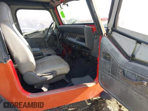 ✅ 1993 Jeep Wrangler S • VIN: 1J4FY19P7PP262599 • Lot: 43670777. Listed on IAAI with 230,133 mi. Free auction sales archive from the USA and detailed vehicle history report at DreamBid. Image 5.