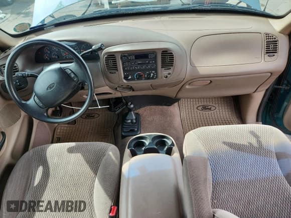 ✅ 1997 Ford F-150 XL • VIN: 1FTDX1869VKB11590 • Lot: 81113915. Wystawiony na Copart z przebiegiem 138 255 mil. Bezpłatny archiwum sprzedaży aukcyjnych z USA i szczegółowy raport historii pojazdu na DreamBid. Zdjęcie 8.