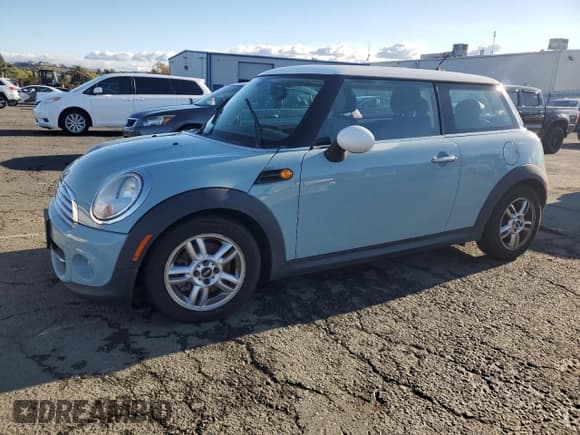 ✅ 2013 MINI Hardtop • VIN: WMWSU3C55DT689959 • Лот: 93443645. Опубликован ранее на Copart с пробегом 86 934 миль. Бесплатный доступ к архиву аукционных продаж из США и подробный отчёт об истории автомобиля на DreamBid. Изображение 1.