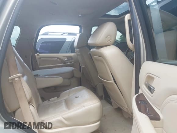 ✅ 2008 Cadillac Escalade • VIN: 1GYEC63858R175007 • Lot: 42506828. Wystawiony na IAAI z przebiegiem 185 986 mil. Bezpłatny archiwum sprzedaży aukcyjnych z USA i szczegółowy raport historii pojazdu na DreamBid. Zdjęcie 8.