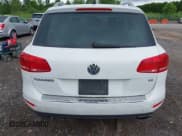 ✅ 2012 Volkswagen Touareg Lux • VIN: WVGEF9BP8CD008584 • Lot: 42675371. Wystawiony na IAAI z przebiegiem 129 477 mil. Bezpłatny archiwum sprzedaży aukcyjnych z USA i szczegółowy raport historii pojazdu na DreamBid. Zdjęcie 16.