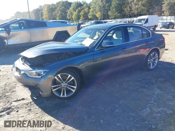 ✅ 2018 BMW 3 Series 330i • VIN: WBA8B9G55JNU58072 • Lot: 43357112. Listed on IAAI with 69,923 mi. Free auction sales archive from the USA and detailed vehicle history report at DreamBid. Image 19.