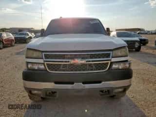 2005 Chevrolet Silverado 2500HD LS z VIN 1GCHK23275F936725, wystawiony jako Copart lot #80801935 z przebiegiem 253 563 mil mil oraz Czysty tytuł • Clean title. Historia ofert i sprzedaży dostępna na DreamBid. Obrazek 5.