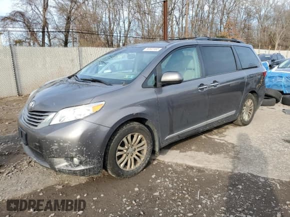 ✅ 2017 Toyota Sienna XLE • VIN: 5TDYZ3DC0HS898722 • Lot: 93502465. Listed on Copart with 250,652 mi. Free auction sales archive from the USA and detailed vehicle history report at DreamBid. Image 1.
