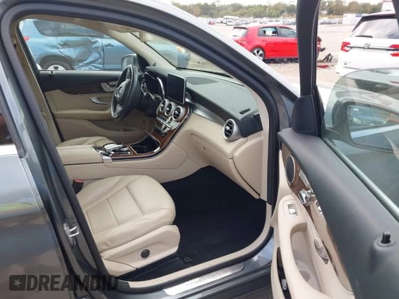 ✅ 2018 Mercedes-Benz GLC 300 • VIN: WDC0G4JB4JV029583 • Lot: 43835607. Wystawiony na IAAI z przebiegiem 138 825 mil. Bezpłatny archiwum sprzedaży aukcyjnych z USA i szczegółowy raport historii pojazdu na DreamBid. Zdjęcie 5.