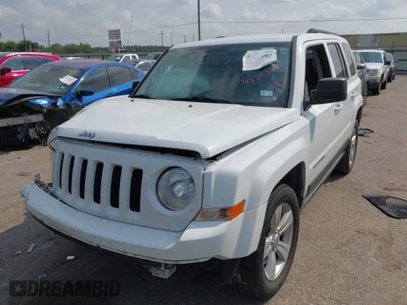 ✅ 2016 Jeep Patriot High Altitude • VIN: 1C4NJRFB0GD696880 • Lot: 43247007. Wystawiony na IAAI z przebiegiem 131 970 mil. Bezpłatny archiwum sprzedaży aukcyjnych z USA i szczegółowy raport historii pojazdu na DreamBid. Zdjęcie 16.