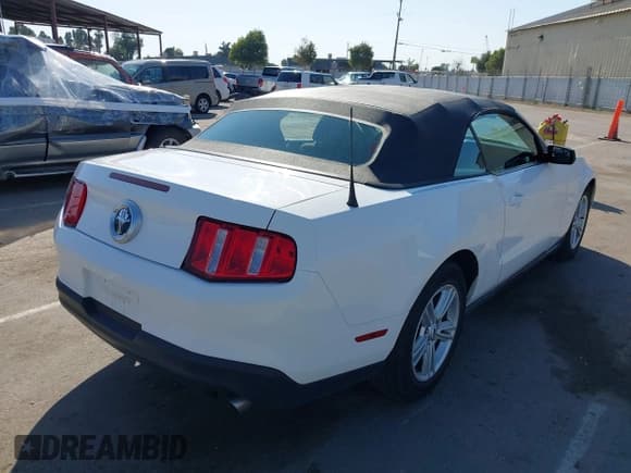 ✅ 2012 Ford Mustang V6 • VIN: 1ZVBP8EM4C5237285 • Lot: 42601890. Wystawiony na IAAI z przebiegiem 161 176 mil. Bezpłatny archiwum sprzedaży aukcyjnych z USA i szczegółowy raport historii pojazdu na DreamBid. Zdjęcie 4.