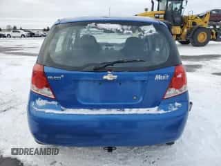 2008 Chevrolet Aveo LS z VIN KL1TD66608B162086, wystawiony jako Copart lot #43416845 z przebiegiem 115 649 mil mil oraz Szkoda całkowita • Salvage title. Historia ofert i sprzedaży dostępna na DreamBid. Obrazek 6.