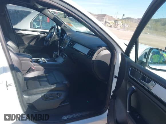 ✅ 2017 Volkswagen Touareg Wolfsburg Edition • VIN: WVGRF7BP7HD001784 • Lot: 43358059. Listed on IAAI with 87,962 mi. Free auction sales archive from the USA and detailed vehicle history report at DreamBid. Image 5.