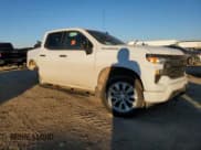 ✅ 2022 Chevrolet Silverado 1500 Custom • VIN: 1GCRABEKXNZ572464 • Lot: 88483465. Wystawiony na Copart z przebiegiem 31 825 mil. Bezpłatny archiwum sprzedaży aukcyjnych z USA i szczegółowy raport historii pojazdu na DreamBid. Zdjęcie 4.