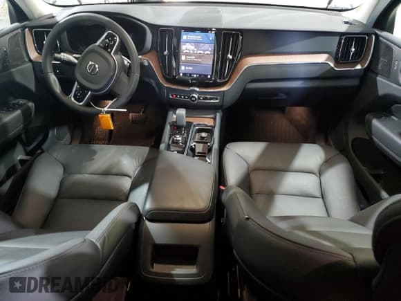 ✅ 2024 Volvo XC60 Plus Dark Theme • VIN: YV4H60DL7R1897988 • Lot: 61761455. Listed on Copart with 10,542 mi. Free auction sales archive from the USA and detailed vehicle history report at DreamBid. Image 8.