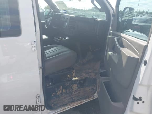 ✅ 2020 Chevrolet Express Cargo • VIN: 1GCWGBFG5L1271351 • Лот: 43626562. Опубликован ранее на IAAI с пробегом 128 005 миль. Бесплатный доступ к архиву аукционных продаж из США и подробный отчёт об истории автомобиля на DreamBid. Изображение 5.