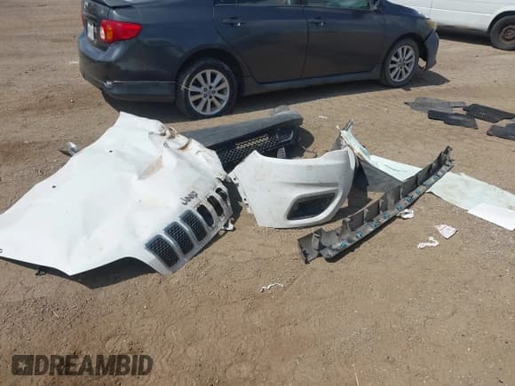 ✅ 2019 Jeep Cherokee Latitude Plus • VIN: 1C4PJLLB9KD165051 • Lot: 42895693. Wystawiony na IAAI z przebiegiem Nie podano. Bezpłatny archiwum sprzedaży aukcyjnych z USA i szczegółowy raport historii pojazdu na DreamBid. Zdjęcie 12.