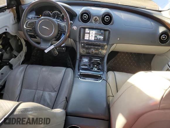 ✅ 2014 Jaguar XJ Portfolio • VIN: SAJWJ2GD2E8V61998 • Lot: 42962645. Wystawiony na Copart z przebiegiem 101 609 mil. Bezpłatny archiwum sprzedaży aukcyjnych z USA i szczegółowy raport historii pojazdu na DreamBid. Zdjęcie 8.