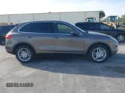 ✅ 2011 Porsche Cayenne S Hybrid • VIN: WP1AE2A29BLA94414 • Lot: 41644386. Wystawiony na IAAI z przebiegiem 76 095 mil. Bezpłatny archiwum sprzedaży aukcyjnych z USA i szczegółowy raport historii pojazdu na DreamBid. Zdjęcie 13.