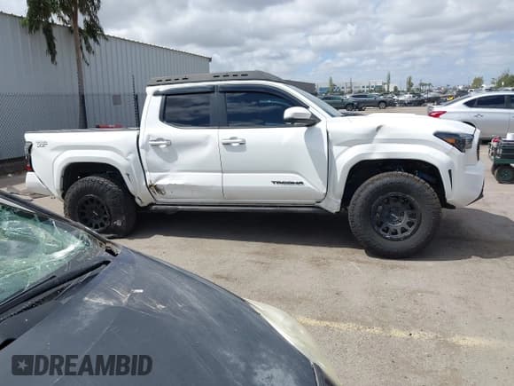 ✅ 2024 Toyota Tacoma TRD Sport • VIN: 3TMLB5JN1RM054917 • Lot: 42234672. Wystawiony na IAAI z przebiegiem 35 917 mil. Bezpłatny archiwum sprzedaży aukcyjnych z USA i szczegółowy raport historii pojazdu na DreamBid. Zdjęcie 13.