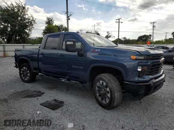 ✅ 2024 Chevrolet Silverado 2500HD Custom • VIN: 1GC4YME7XRF315468 • Лот: 81867015. Опубликован ранее на Copart с пробегом 87 233 миль. Бесплатный доступ к архиву аукционных продаж из США и подробный отчёт об истории автомобиля на DreamBid. Изображение 4.