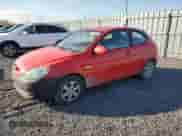 2008 Hyundai Accent L z VIN KMHCN35C68U092394, wystawiony jako Copart lot #76981624 z przebiegiem 157 154 mil mil oraz Czysty tytuł • Clean title. Historia ofert i sprzedaży dostępna na DreamBid. Obrazek 1.