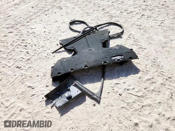 ✅ 2024 Audi e-tron GT Premium Plus • VIN: WAUFJBFW4R7001488 • Лот: 82257285. Опубликован ранее на Copart с пробегом 16 914 миль. Бесплатный доступ к архиву аукционных продаж из США и подробный отчёт об истории автомобиля на DreamBid. Изображение 12.