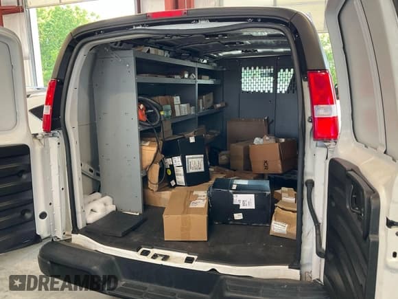 ✅ 2022 Chevrolet Express Cargo • VIN: 1GCWGAFP3N1259311 • Lot: 42150516. Wystawiony na IAAI z przebiegiem 42 991 mil. Bezpłatny archiwum sprzedaży aukcyjnych z USA i szczegółowy raport historii pojazdu na DreamBid. Zdjęcie 1.