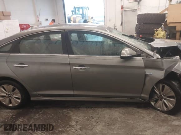 ✅ 2018 Hyundai Sonata SE • VIN: KMHE24L35JA087303 • Lot: 43307411. Listed on IAAI with 126,222 mi. Free auction sales archive from the USA and detailed vehicle history report at DreamBid. Image 13.