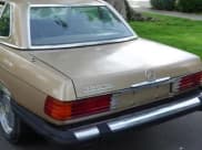 ✅ 1981 Mercedes-Benz 380 SL • VIN: WDBBA45A7BB004793 • Lot: 90682575. Wystawiony na Copart z przebiegiem 106 418 mil. Bezpłatny archiwum sprzedaży aukcyjnych z USA i szczegółowy raport historii pojazdu na DreamBid. Zdjęcie 14.