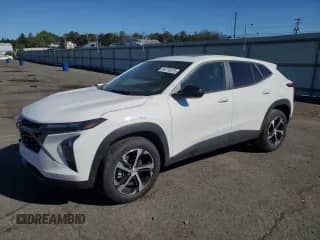 2025 Chevrolet Trax 1RS с VIN KL77LGEPXSC000588, выставлен на аукционе Copart как лот 84718275 с пробегом 14 406 миль миль и Списание • Salvage title. История ставок и продаж доступна на DreamBid. Изображение 1.