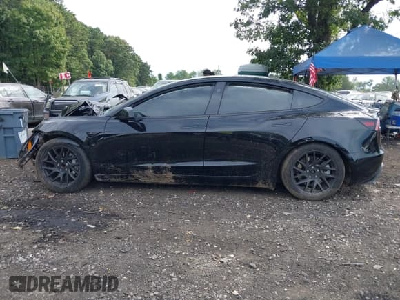 ✅ 2024 Tesla Model 3 • VIN: 5YJ3E1EA3RF746589 • Lot: 43211864. Wystawiony na IAAI z przebiegiem 11 116 mil. Bezpłatny archiwum sprzedaży aukcyjnych z USA i szczegółowy raport historii pojazdu na DreamBid. Zdjęcie 13.