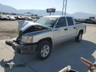 2007 Dodge Dakota SLT z VIN 1D7HW48K27S137931, wystawiony jako Copart lot #67645275 z przebiegiem Nie podano mil oraz Szkoda całkowita • Salvage title. Historia ofert i sprzedaży dostępna na DreamBid. Obrazek 1.