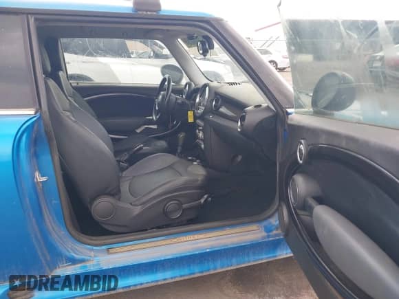 2008 MINI Hardtop S с VIN WMWMF73518TT86953, выставлен на аукционе IAAI как лот 43634014 с пробегом Не указан миль и . История ставок и продаж доступна на DreamBid. Изображение 5.