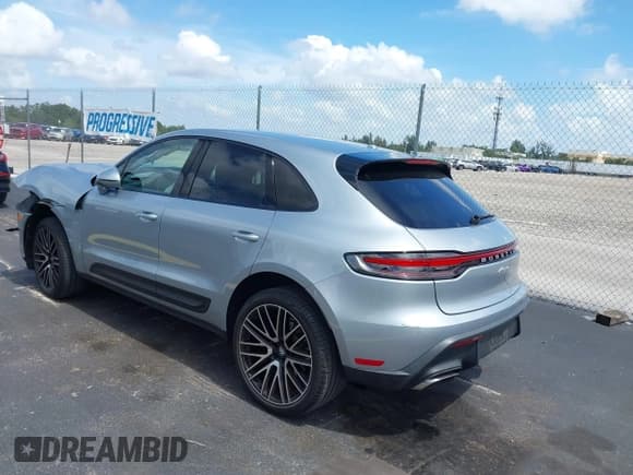 ✅ 2022 Porsche Macan • VIN: WP1AA2A57NLB04304 • Lot: 42777730. Wystawiony na IAAI z przebiegiem 12 986 mil. Bezpłatny archiwum sprzedaży aukcyjnych z USA i szczegółowy raport historii pojazdu na DreamBid. Zdjęcie 3.