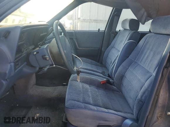 ✅ 1992 Plymouth Acclaim • VIN: 1P3XA46K8NF255561 • Lot: 74290964. Wystawiony na Copart z przebiegiem 126 154 mil. Bezpłatny archiwum sprzedaży aukcyjnych z USA i szczegółowy raport historii pojazdu na DreamBid. Zdjęcie 7.