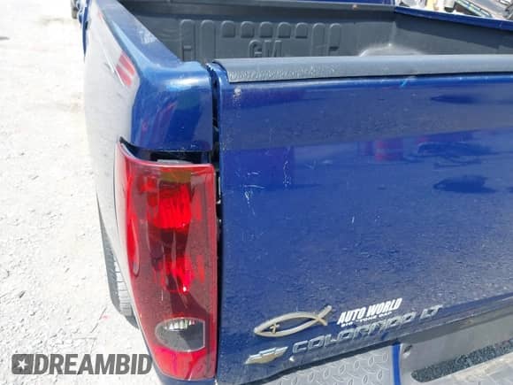 2012 Chevrolet Colorado 1LT z VIN 1GCDSCFE4C8100463, wystawiony jako IAAI lot #42555983 z przebiegiem 182 383 mil mil oraz . Historia ofert i sprzedaży dostępna na DreamBid. Obrazek 17.