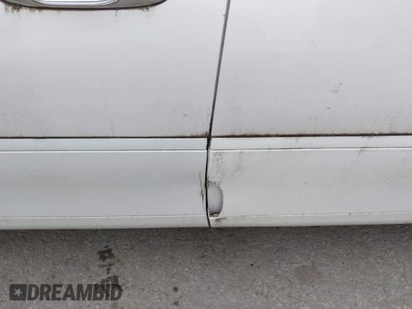 ✅ 1998 Lincoln Town Car Signature • VIN: 1LNFM82W5WY678263 • Lot: 42884109. Listed on IAAI with 128,024 mi. Free auction sales archive from the USA and detailed vehicle history report at DreamBid. Image 6.