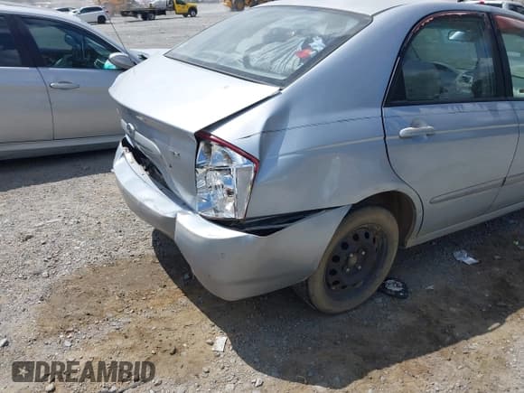 ✅ 2005 Kia Spectra LX • VIN: KNAFE121155124969 • Lot: 42633210. Wystawiony na IAAI z przebiegiem 240 373 mil. Bezpłatny archiwum sprzedaży aukcyjnych z USA i szczegółowy raport historii pojazdu na DreamBid. Zdjęcie 6.