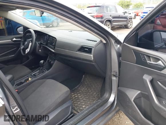 ✅ 2021 Volkswagen Jetta S • VIN: 3VWC57BU8MM089498 • Lot: 43329514. Wystawiony na IAAI z przebiegiem 74 555 mil. Bezpłatny archiwum sprzedaży aukcyjnych z USA i szczegółowy raport historii pojazdu na DreamBid. Zdjęcie 5.