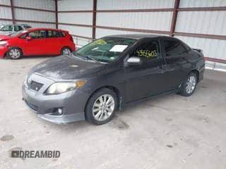 ✅ 2010 Toyota Corolla LE • VIN: 1NXBU4EE1AZ272877 • Лот: 43455603. Опубликован ранее на IAAI с пробегом 222 561 миль. Бесплатный доступ к архиву аукционных продаж из США и подробный отчёт об истории автомобиля на DreamBid. Изображение 2.