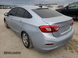 2018 Chevrolet Cruze LS с VIN 1G1BC5SM0J7122288, выставлен на аукционе Copart как лот 71095302 с пробегом 69 262 миль миль и . История ставок и продаж доступна на DreamBid. Изображение 2.