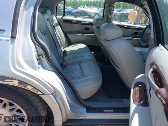 ✅ 1998 Lincoln Town Car Signature • VIN: 1LNFM82W1WY674095 • Lot: 42673161. Listed on IAAI with 150,245 mi. Free auction sales archive from the USA and detailed vehicle history report at DreamBid. Image 8.