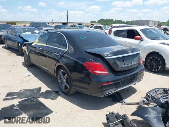 ✅ 2017 Mercedes-Benz E 300 Luxury • VIN: WDDZF4JB8HA016858 • Lot: 42787528. Wystawiony na IAAI z przebiegiem 101 560 mil. Bezpłatny archiwum sprzedaży aukcyjnych z USA i szczegółowy raport historii pojazdu na DreamBid. Zdjęcie 3.
