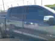 2022 Chevrolet Silverado 1500 LT z VIN 1GCPWCED8NZ104295, wystawiony jako IAAI lot #42053778 z przebiegiem 65 737 mil mil oraz . Historia ofert i sprzedaży dostępna na DreamBid. Obrazek 13.