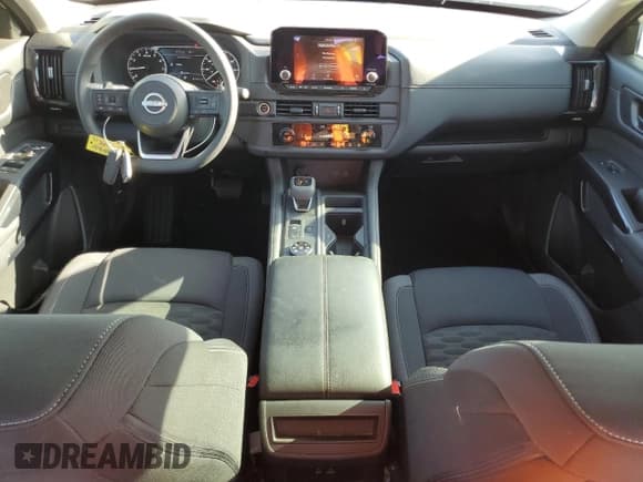 ✅ 2024 Nissan Pathfinder S • VIN: 5N1DR3AC9RC269915 • Lot: 65263845. Wystawiony na Copart z przebiegiem 31 892 mil. Bezpłatny archiwum sprzedaży aukcyjnych z USA i szczegółowy raport historii pojazdu na DreamBid. Zdjęcie 8.