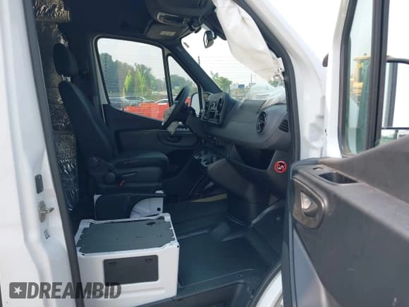 ✅ 2020 Mercedes-Benz Sprinter Cargo • VIN: W1W4ECHY7LT023748 • Lot: 42871431. Listed on IAAI with Not provided. Free auction sales archive from the USA and detailed vehicle history report at DreamBid. Image 5.