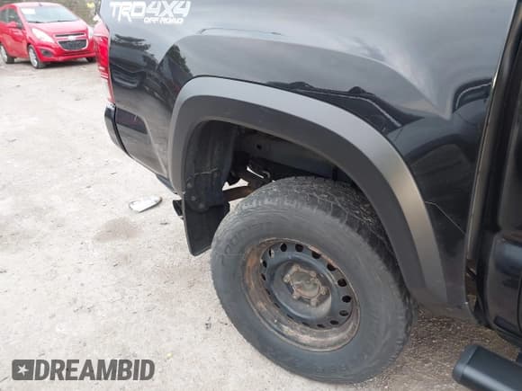 ✅ 2017 Toyota Tacoma SR5 • VIN: 5TFCZ5AN5HX112287 • Lot: 43654484. Listed on IAAI with 69,600 mi. Free auction sales archive from the USA and detailed vehicle history report at DreamBid. Image 17.