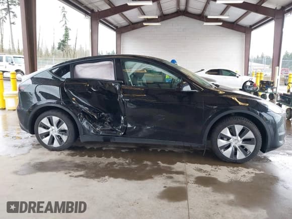 ✅ 2023 Tesla Model Y Long Range • VIN: 7SAYGAEE7PF739924 • Lot: 41612323. Wystawiony na IAAI z przebiegiem 75 226 mil. Bezpłatny archiwum sprzedaży aukcyjnych z USA i szczegółowy raport historii pojazdu na DreamBid. Zdjęcie 12.