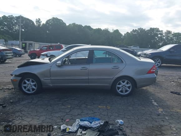 ✅ 2004 Mercedes-Benz C 240 • VIN: WDBRF61J94A563417 • Lot: 42622635. Wystawiony na IAAI z przebiegiem 198 000 mil. Bezpłatny archiwum sprzedaży aukcyjnych z USA i szczegółowy raport historii pojazdu na DreamBid. Zdjęcie 14.